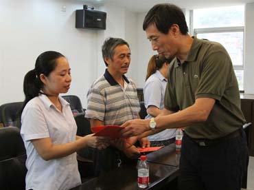 省總工會(huì)黨組書記、副主席陳震一行到順昌虹潤精密儀器有限公司慰問困難職工